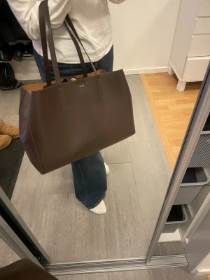 Mörkbrun väska från Wera  - Stilren och rymlig väska från Wera🤎Som ny och har använts väldigt sällan. Pris 700kr 