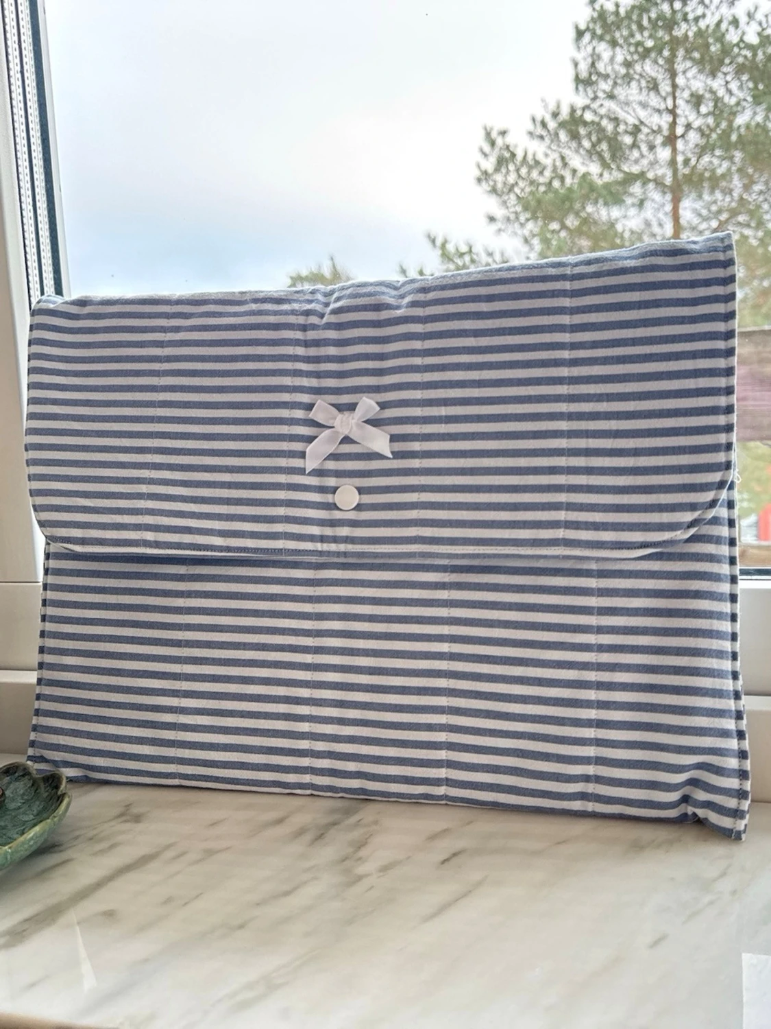 Blårandig datorväska med rosett