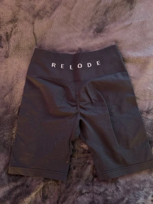 Relode prime schrunch shorts  - Relode shorts i storlek xs är som en S för är stora i storleken. Är lite noppriga som man ser 