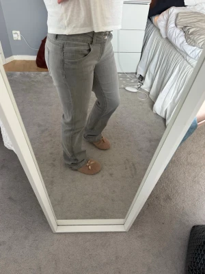 Grå jeans med låg midja - Grå jeans med låg midja från Gina tricot young i storlek 164. Superbra skick!