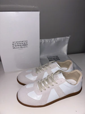 Maison Margiela gats - Vita Maison Margela Gats - storlek 44. Helt nya, endast testade inomhus! Allt og följer med. Öppen för bud 😊 Hör av er för frågor eller fler bilder. Skickar inom 24h 🚚💨