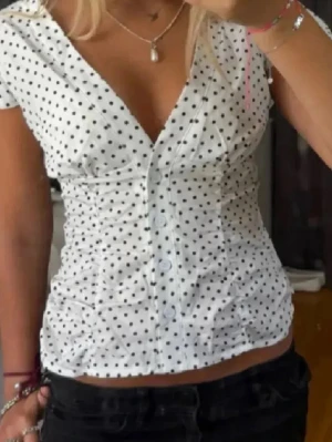 Prickig topp - Fin och söt prickig top/blus. Passar perfekt till sommaren eller fester🤍🤍köpt från plick för 500kr, vet inte vilket märke! Passade inte mig ❣️