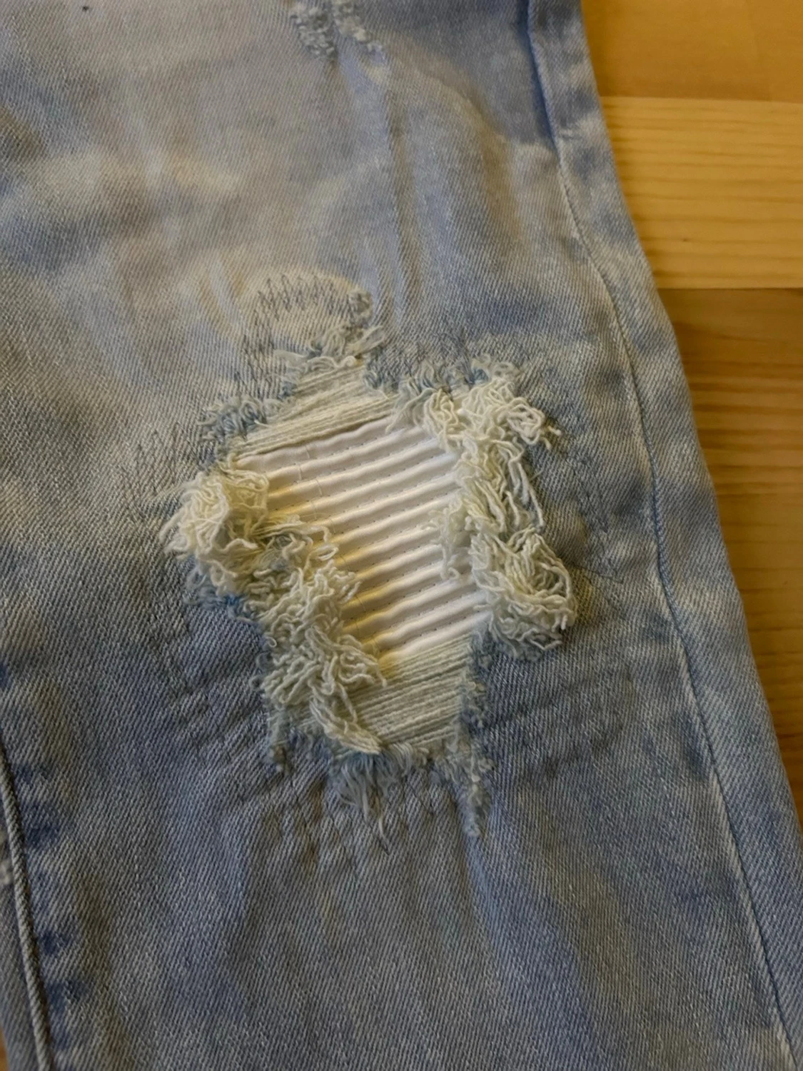 Ljusa slitna skinny jeans från Amiri  - 2