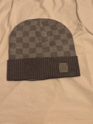 Grå rutig mössa - Grå mösaa