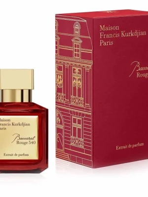 Maison Francis Kurkdjian Baccarat Rouge 540 - Lyxig parfym i en elegant röd glasflaska med guldfärgad etikett och lock. Doften Baccarat Rouge 540 är känd för sin unika och exklusiva karaktär. Flaskan har en fyrkantig form och kommer i en snygg röd kartong med gulddetaljer.
