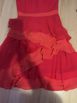 Rosa/ coral volangklänning  - Super söt volangklänning från märket coast. Köpt från Sellpy men kommer tyvärr inte till användning.🫶🏼