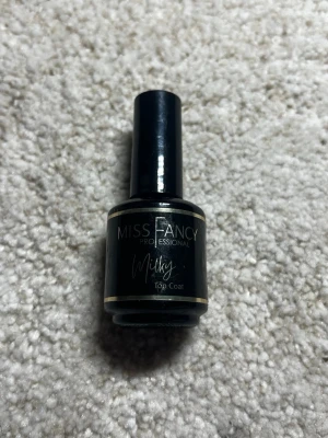 Miss Fancy Milky Top Coat - Oanvänt top coat från missfancy, superfint att ha över fade!💖