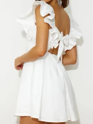 Hello Molly klänning - Säljer denna klänning från hello Molly, passar perfekt som studentklänning eller som fin sommarklänning! Inte använd, köpt här på Plick där den aldrig heller kommit till användning. Alltså bara testad! Säljer då den var för stor💗