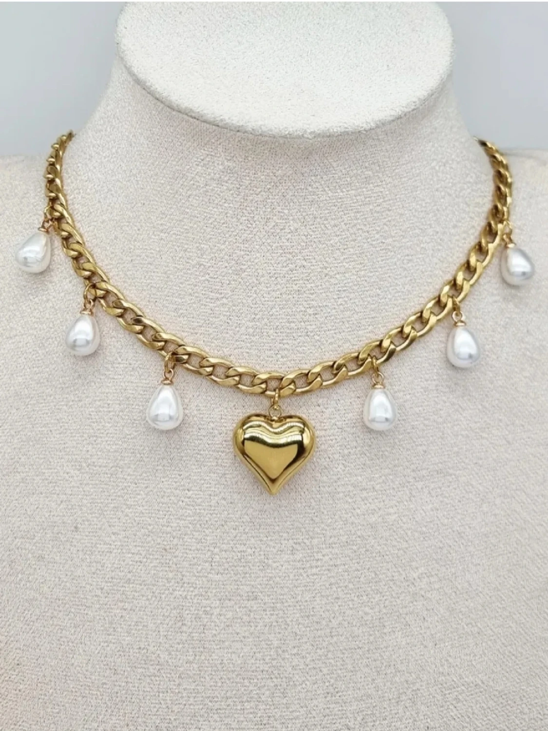 Stilfullt halsband med pärlor och hjärta