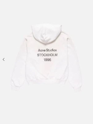 Vit hoodie med Acne Studios Stockholm tryck - Säljer en clean vit hoodie med trycket 'Acne Studios STOCKHOLM 1996' på ryggen. Den är lite stor i storleken.