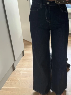 Mörkblå jeans från Gina Tricot - Använda vid ett tillfälle, lite för korta på mig i min smak :) jag är 170 cm. Slutar precis vid naveln på mig!