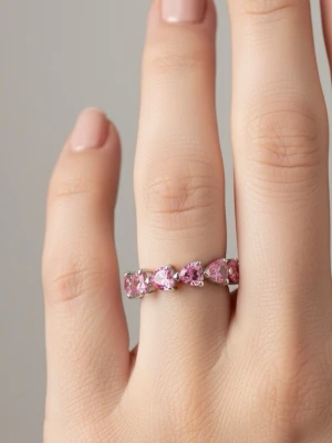 Silverring med rosa stenar - Snygg silverfärgad ring med flera rosa, hjärtformade stenar runt hela ringen. Stenarna ger ett glittrigt och romantiskt intryck och ringen har en modern design som sticker ut. Perfekt för dig som gillar färg och vill ha något unikt på fingret.