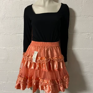 Kjol med resår i midjan i storlek onesize - Orange kjol med resår i midjan. Storlek onesize. Helt ny.