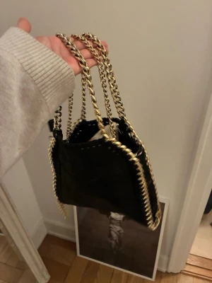 Snygg liten väska  - Snygg liten väska som rymmer mycket. Köptes i en fransk butik i Paris! Nypris 800kr 💕äkta läder