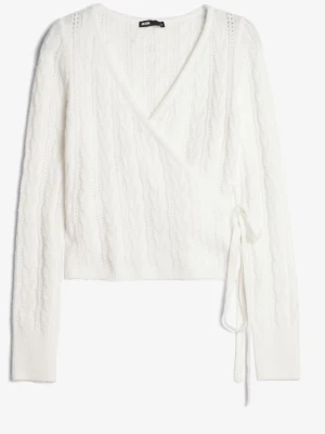 Vit omlottstickad tröja från Bikbok - Omlott tröja som är vit och stickad med v-ringning. Knappt använd