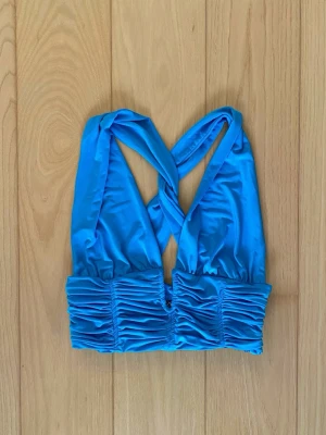 Blå topp - Från Zara. Använd 1 gång.