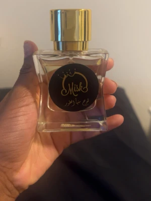 Parfym inspirerad av Kayali 28 - Säljer en handgjord parfym som är inspirerad av Kayali 28, jag själv känner noter av b.la söt vanilj och honung så den är ganska gourmandig. Den är använd några enstaka gånger men ser fortfarande full ut och håller i mer än 24h. Står inte exakt hur många ml men gissar på 30-40ml, priset går att diskutera!❤️