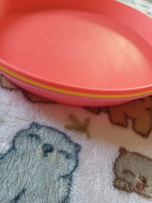 3 tallrikar - Säljer tre tallrikar. Perfekt för snacks, fika eller som serveringsbricka. Fatet är lätt och tåligt, tillverkat i plast och har en enkel design som passar till många tillfällen.