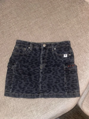 Jeans kjol  - Jeans kjol i leopard mönster 💕💕