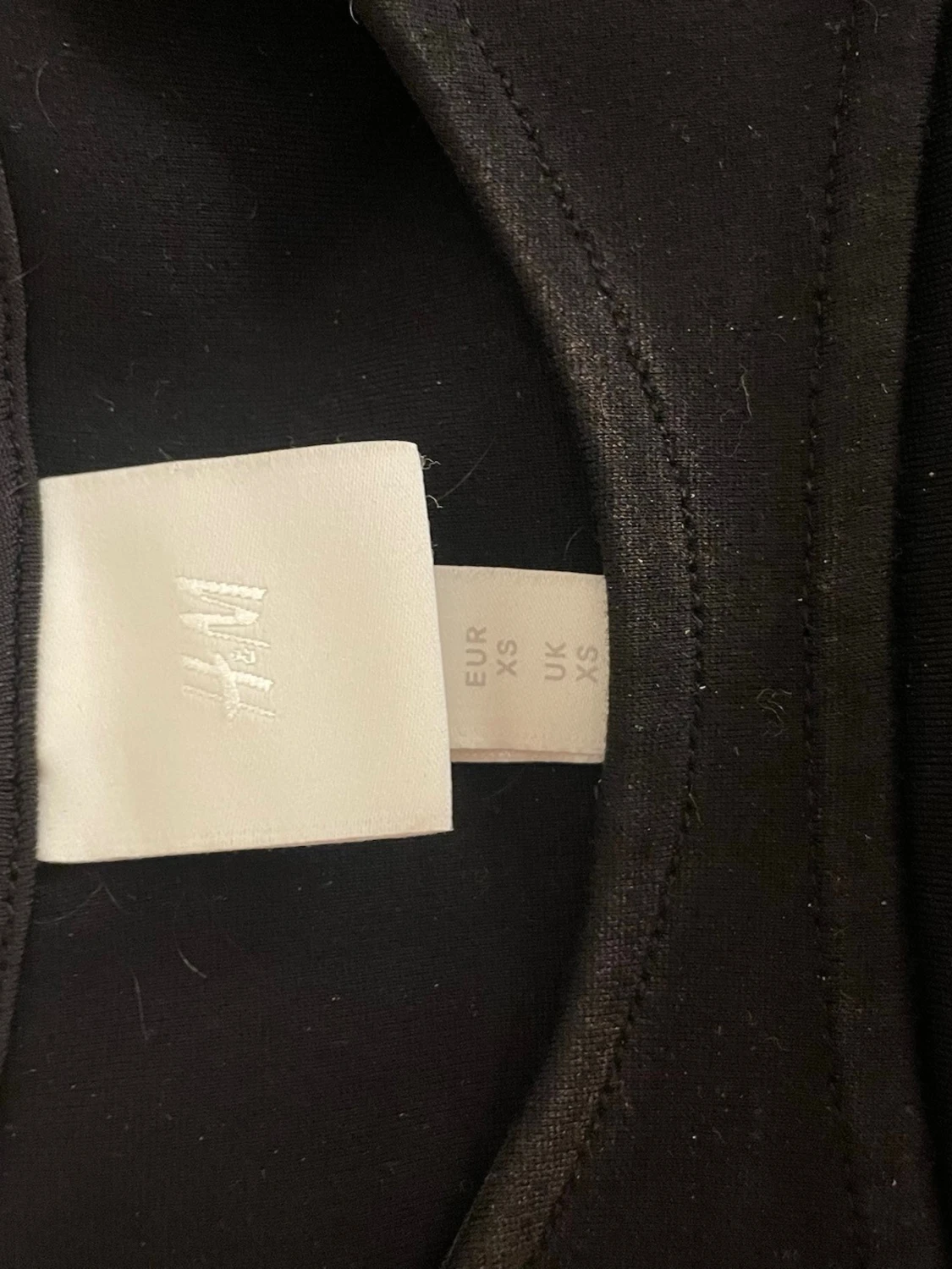Svart body med cut out och puffärm - 2