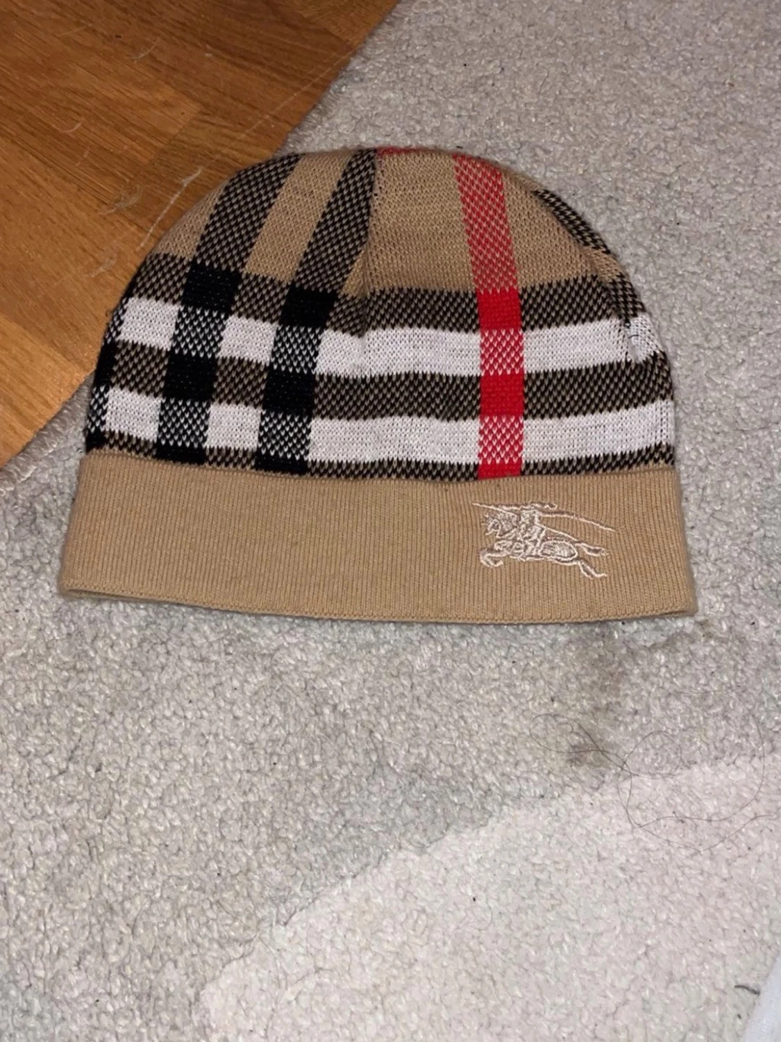 Beige Burberry-mössa med rutmönster