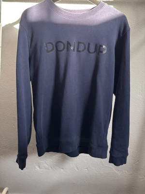 Dondup Tröja - Mörkblå sweatshirt från Dondup med tryckt logga på bröstet. Skick 10/10!