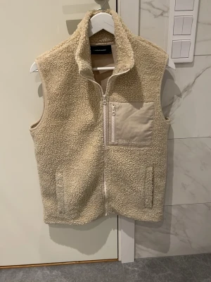 Fleece väst  - Riktigt fet fleece väst från peak performance i ny skick. Storlek S