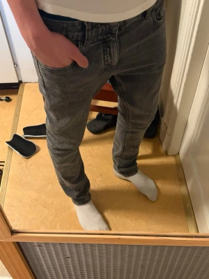Grå jeans  - Simpla gråa jeans. St 27/30, orginal är 152 men passar 27/30 perfekt, modellen är 178. Hör av dig vid minsta fundering och jag fraktar alltid inom 24h. Pris kan diskuteras vid SNABB AFFÄR😊