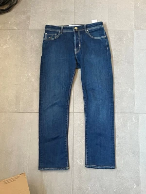 Jacob Cohen Jeans Bard 32 - Super fina Jacob Cohën jeans i modell Bard Inte använda så mycket så de är i super fint skick. Storlek 32 Skriv vid frågor eller funderingar!