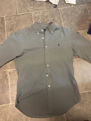 Ralph Lauren Skjorta | S - Säljer denna Ralph Lauren skjortan i size S | Fint skick, inga synliga defekter.