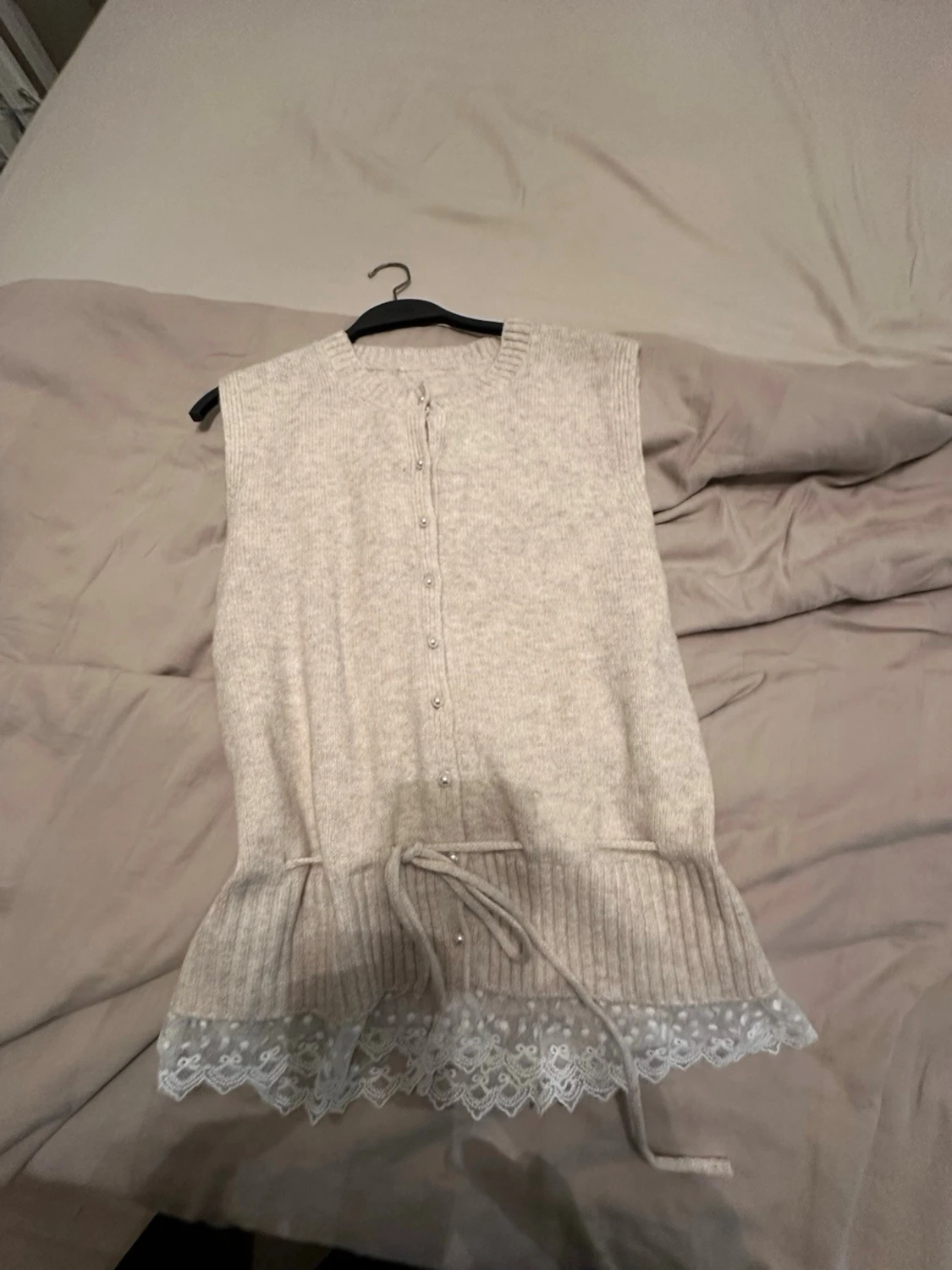 Beige stickad väst med spetskant