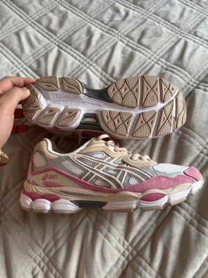 BEIGE ROSA ASICS - Storlek 40, passar även 39. 