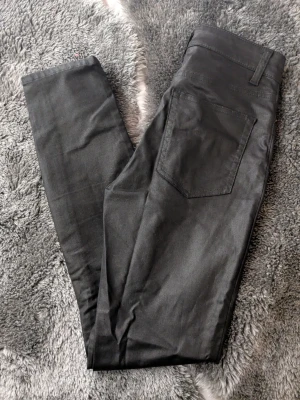 Skinny jeans  - Det är läder liknande tyg.😊