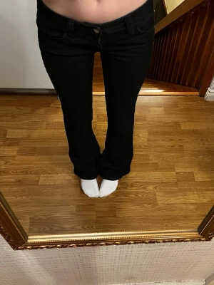 Lowwaist jeans - Lågmidjade svarta bootcut jeans från weekday/cheap monday i storlek 30/32, passar en S ungefär.