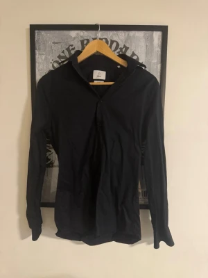 Svart långärmad skjorta från H&M - En riktigt schysst svart skjorta från bläck i storleken S och har slim fit modell🍾 (den sitter mellan S och M).                                           Skriv vid minsta fundering💫