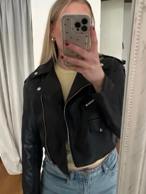 Kort skinnjacka  - Kort croppad skinnjacka i storlek 36! Inte mycket använd 