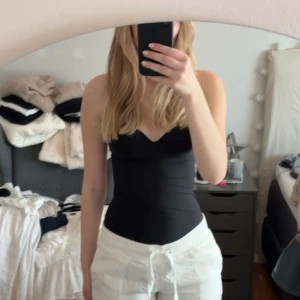 Svart hm topp - Svart body från hm som är omgjord till topp istället av en skräddare. Fin festtopp, säljer då jag har liknande🍸Pris kan diskuteras något!