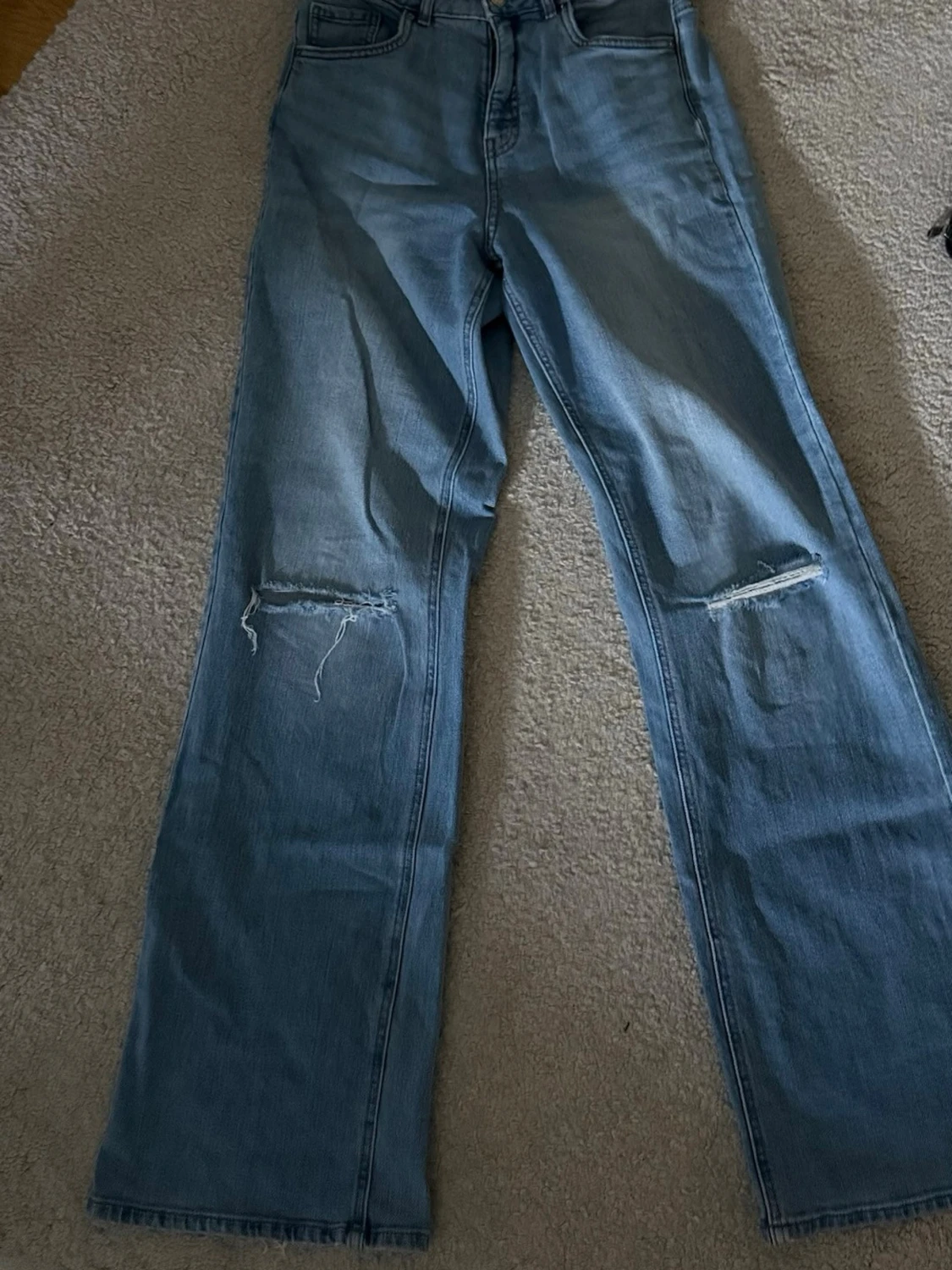 Blåa vida jeans med slitningar - 2