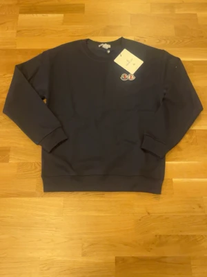 En tröja helt ny - En helt ny sweatshirt som kommer med tags