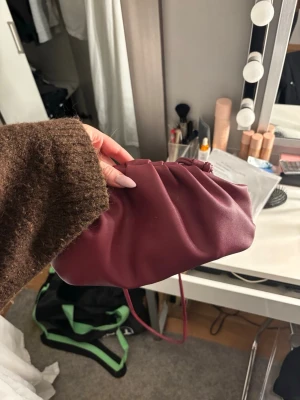 Vin röd clutchbag - As snygg dumpling bag från zalando. Slutsåld 