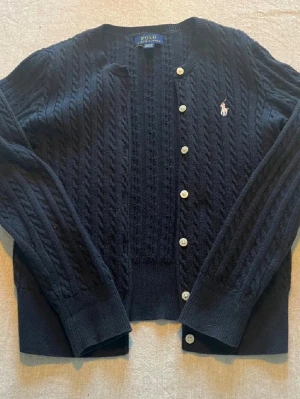 Ralph Lauren Kofta - Säljer en blå Ralph Lauren kofta i storlek 8-10år! Jättefint skick, använt ett fåtal gånger. Säljer för att den har blivit för liten för min syster! Pris kan diskuteras, inte hugget i sten. Kan gå ner i pris vid snabb affär! Hör av dig vid fler frågor eller bilder! 🍾🔥💯