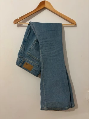 Ljusblå raka jeans från 157 - Säljer ett par ljusblå jeans från 157 som är boot cut. Jeansen har låg midja och är tillverkade i mjukt denimtyg. Perfekta för kortare ben!