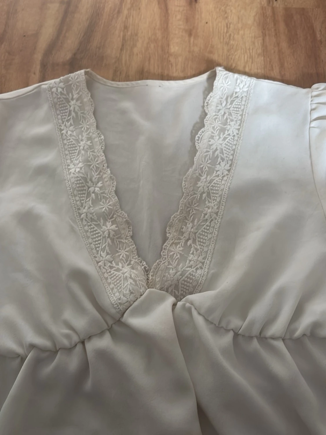 Vit blus med spetsdetaljer - 1