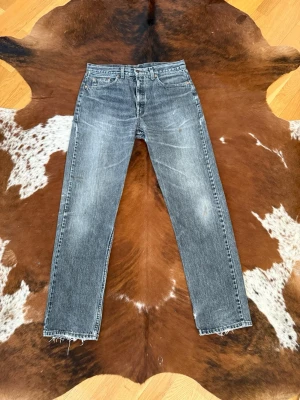 Levis 615 straight - Tjena! Säljer dessa Levis 615, byxorna är i fint skick med snygg wash och färgstänk, W36 men passar mig som har W34, hör av dig vid funderingar!🙌