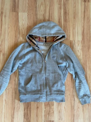 Burberry Hoodie - Säljer än Burberry hoodie från Burberry som jag haft på mig några gånger, den är fortfarande bara som ny - bara en tvätt.