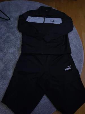 Puma - Säljer ett snygg puma set | Perfekt för dig som tränar men kan användas vardagligt också | I storlek XL och färgen Svart med vitt över bröstet | Inga defekter | Hör av er för mer information/bilder!