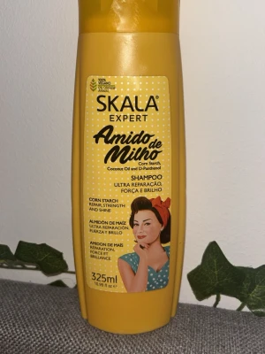 Skala amido de milho shampoo💛 - Skala amido de milho shampoo med majsstärkelse, kokosolja och D-pantenol. Flaskan är gul och innehåller ca 325 ml av produkt. Ger ultra reparerande effekt, styrka och glans till håret. 100% vegansk formula, passar för dig som vill ha extra vård och lyster💛obs använd 2 ggr och locket lite trasigt men hållas täppt. Annars som helt ny💛🥰