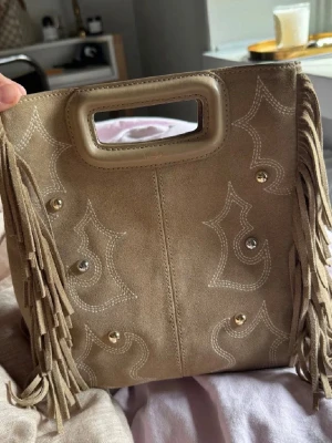 Maje väska  - Stor, oanvänd fin beige färgad maje väska köpt i marbella, el corte ingles. Aldrig använd och i super skick, dustbag kan jag försöka leta efter 🩷🩷