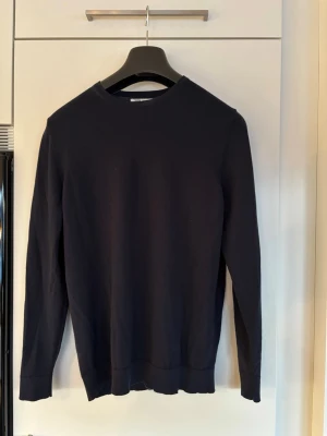 100% Merinoull pullover från Zara - Storlek S, aldrig använd. Mörkblå. Pris:399kr