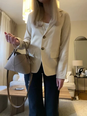 Superfin beige kavaj med knappar framtill - Superfin beige kavaj med knappar framtill🤍 Storlek S